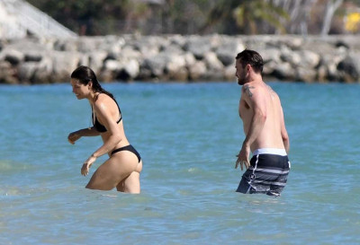 jessica-biel-in-bikini-at-a-beach-caribbean-11-09-2016_13