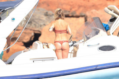 kate-hudson-in-bikini-in-formentera-07-14-2016_2