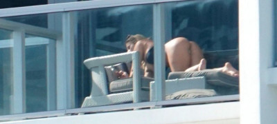 diva-sexy-din-sport-aparitie-bomba-pe-balcon-a-iesit-la-bronzat-si-a-fost-surprinsa-de-paparazzi-singura_size6