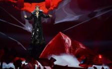 Presa internaţională îl desfiinţează pe Cezar Ouatu: “Lady Gaga din Carpaţi”, “vampir uriaş”, “bizar”, “coşmarul copiilor”