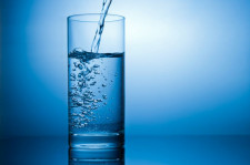 NU UITA SA BEI APA! Deshidratarea severa duce la imbatranirea prematura