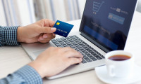 Ce cumpără românii online şi câţi bani cheltuie