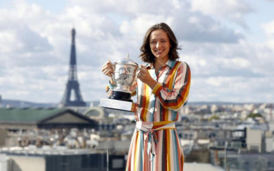 Iga Swiatek are lumea tenisului la picioare! Ce recorduri a bifat noua campioană de la Roland Garros