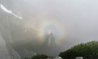 Fenomen rar în Munţii Bucegi: Umbra unui om, proiectată într-un nimb de culori pe ceaţă. Cum se formează Efectul Gloria