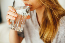 Folosești apă de la robinet? Iată 3 lucruri de care ai nevoie pentru o apă fără impurități