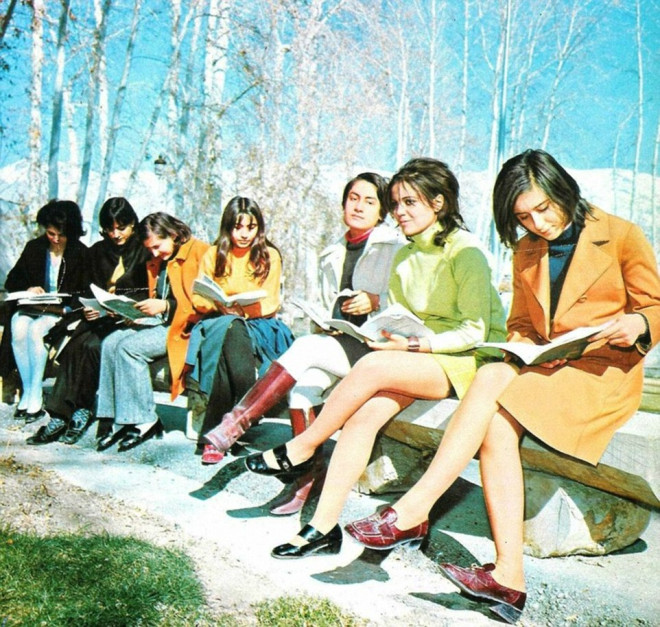 Fotografiile uluitoare ale vieții din întreaga țară vibrantă din anii 60 și 70 înfățișează un regat aparent cosmopolit în pragul schimbării.